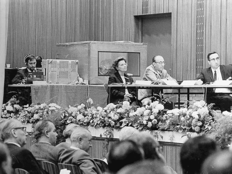 Dolmetscherkabine bei einer Konferenz 1969